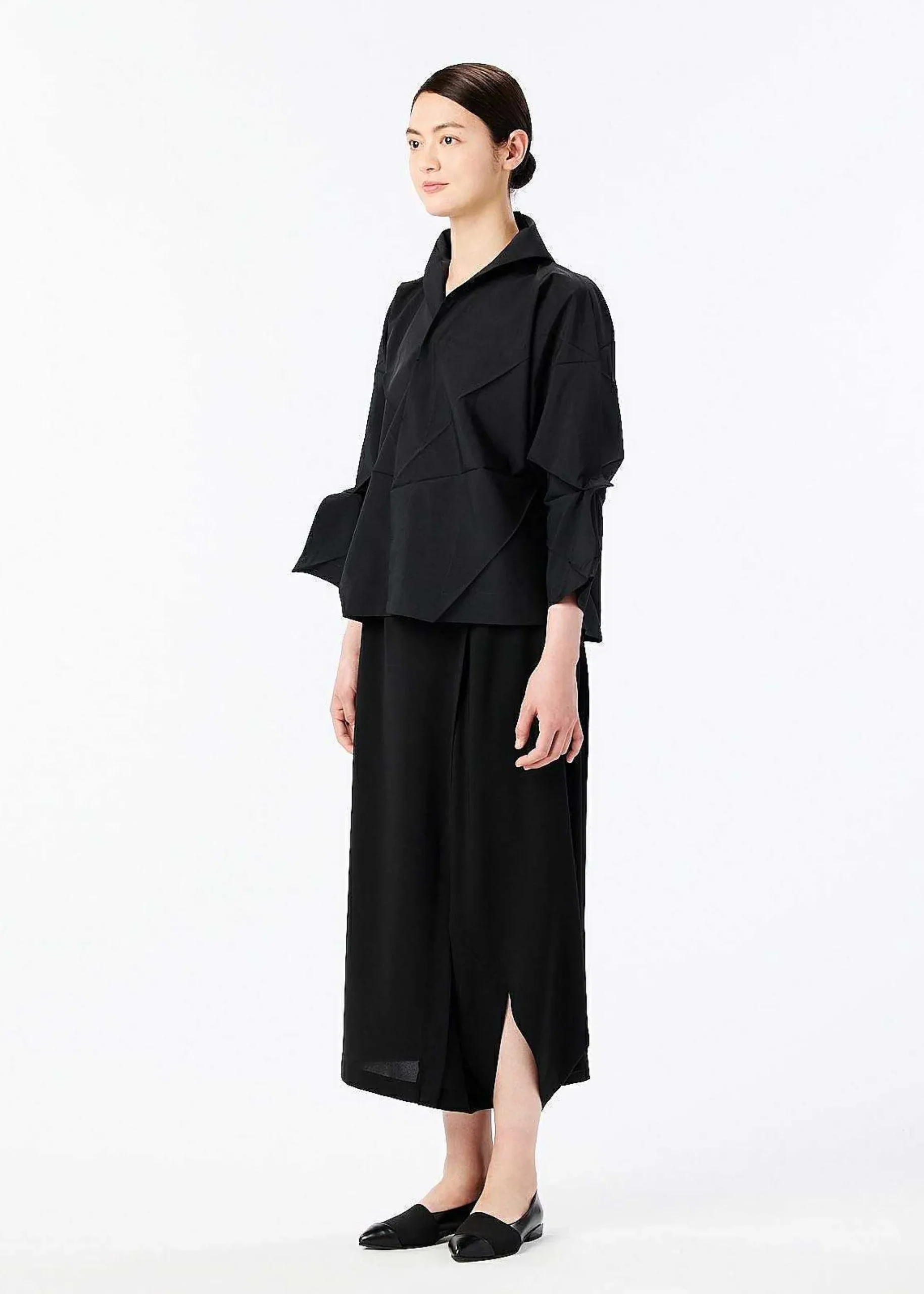 ISSEY MIYAKE 132 5. Solid Black Shop