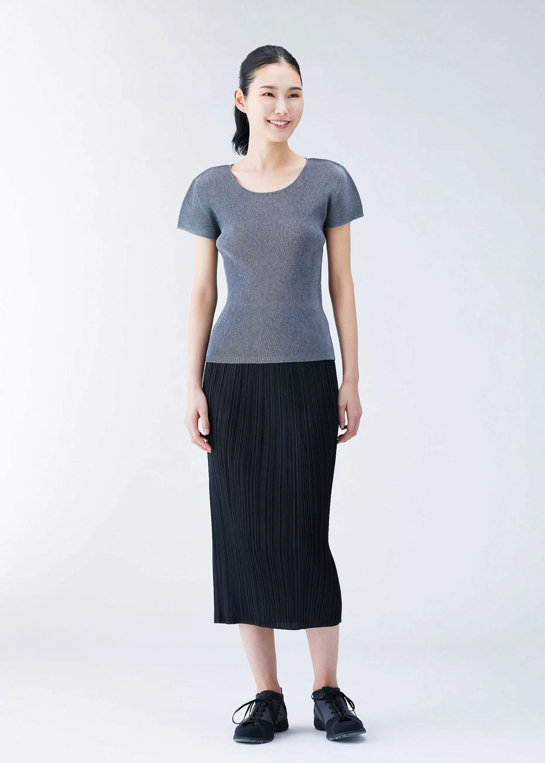 mist_basics_6-3.webp ISSEY MIYAKE Top | Mist Basics Light Gray