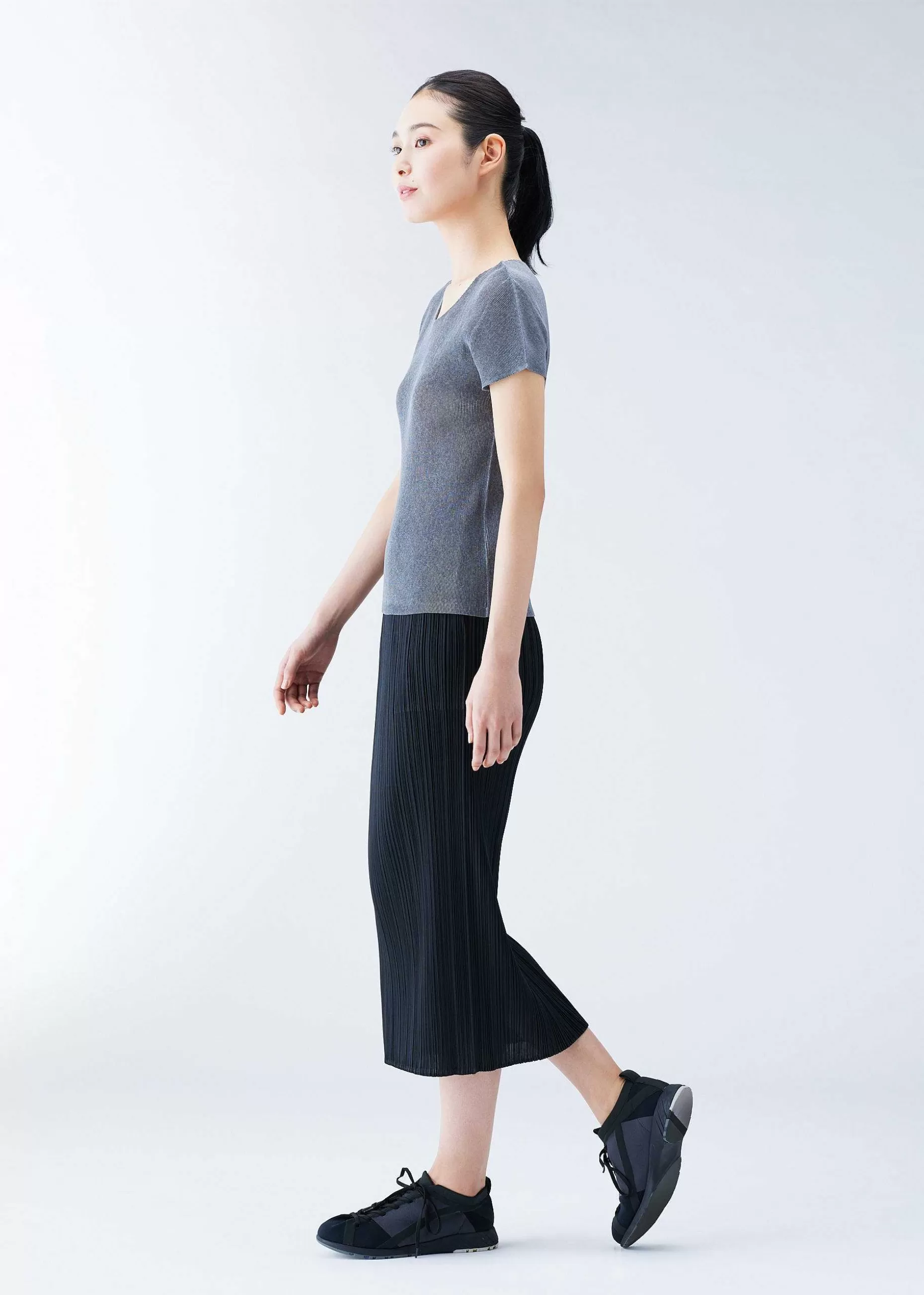 mist_basics_7-3.webp ISSEY MIYAKE Top | Mist Basics Light Gray