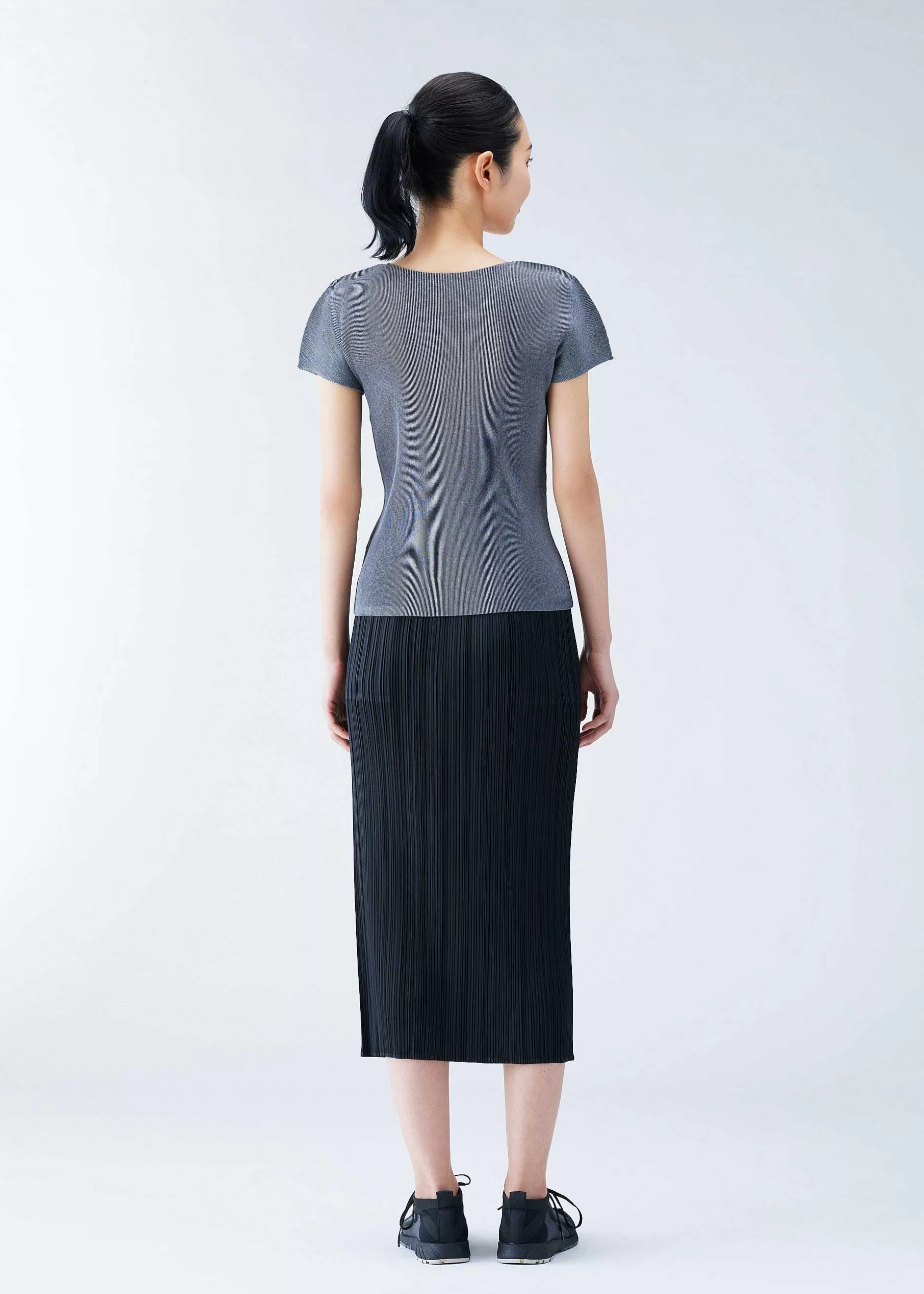 mist_basics_8-3.webp ISSEY MIYAKE Top | Mist Basics Light Gray